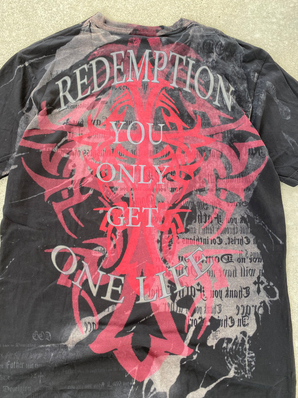 redemption aop tee-XL”